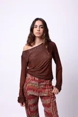 Top de microtul estampado con diseño a cuadros en tonos verde y azul, con escote asimétrico y mangas largas.