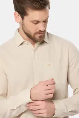 Camisa de lino blanca de manga larga, con bolsillo en el pecho con logo bordado y botones personalizados.