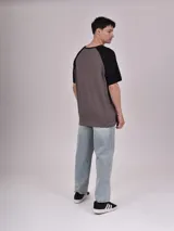 Remera blanca con mangas ranglán color gris y estampado frontal con la palabra "Michigan" en verde.