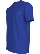 Remera azul de algodón con cuello redondo y logo Calvin Klein Jeans bordado en el pecho.