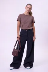 Pantalón de jean de tiro alto, corte palazzo y color azul oscuro.