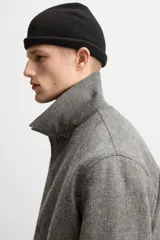 Sobrecamisa gris de corte regular, con cuello solapa, manga larga con puño abotonado y cierre frontal con botones.
