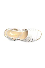 Sandalia de cuero con plataforma de yute y tiras ajustables, ideal para los días de calor.
