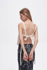 Musculosa color crudo de bretel ancho, corte al cuerpo y escote cuadrado.