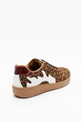Zapatillas con estampado animal print, recortes en símil cuero blanco y rojo metálico, y suela de 3,5 cm de altura.
