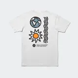 Remera blanca de manga corta, confeccionada con corte diario en algodón sencillo y diseño gráfico en el pecho.