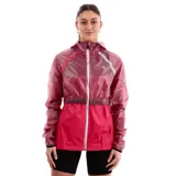 Campera rompevientos deportiva para mujer, color fucsia y violeta. La parte superior es de material traslúcido violeta, mientras que la parte inferior es de color fucsia sólido. Posee capucha, cierre frontal plateado y elástico en la cintura y puños.