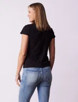 Remera amarilla de algodón con cuello alto y mangas cortas.