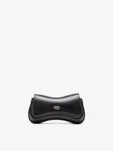 Cartera de mano Diesel Play, color negro, confeccionada en cuero con acabado semibrillante. Tiene forma estructurada inspirada en los mandos de videojuegos, detalle de la D Ovalada metálica en la solapa y correa de hombro desmontable.