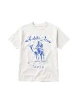 Remera blanca de manga corta con cuello redondo y estampado azul de un hombre montando un camello y la inscripción "Habibi Joseo" y "#21#".