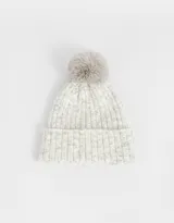 Gorro de lana tejido en color blanco con motas grises, con pompón gris en la parte superior y etiqueta de goma en el borde.