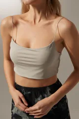 Top corto color gris cemento, con breteles finos y escote recto.