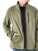 Campera negra de micropolar con cierre frontal y bolsillos laterales con cierre.