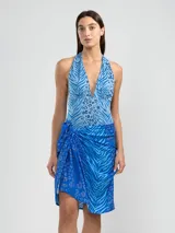 Pareo de playa con estampado animal print en tonos azules.