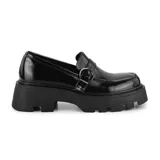 Zapato tipo mocasín de charol negro con hebilla metálica y plataforma con suela track.
