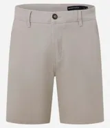 Bermuda masculina de corte slim, confeccionada en sarga lisa color blanco. Cuenta con bolsillos laterales, cierre con botón y cremallera, y trabillas para cinturón.