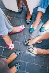 Bailarinas negras de terciopelo de seda, con detalle de flor de piel con estampado blanco y negro y chincheta plateada.