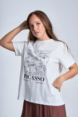 Remera blanca de algodón con cuello redondo y estampado frontal con diseño artístico de rostros en líneas negras y texto "PICASSO The Museu Picasso Barcelona, Spain".