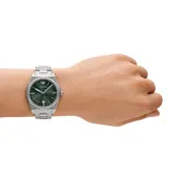 Reloj Emporio Armani modelo AR11621 con caja de acero inoxidable plateado de 41mm y esfera verde sunray. Cuenta con manecillas e índices luminosos, ventana de fecha a las 6 y correa de acero inoxidable plateado con cierre desplegable tipo mariposa. Resistente al agua hasta 50 metros.