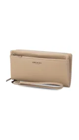 Billetera color beige con doble compartimento con cierre, correa de mano y logo de la marca en el frente.