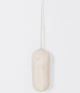 Campera puffer verde esmeralda de poliamida con cuello alto y cierre frontal con cremallera.