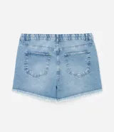 Short de jeans estilo boyfriend para tallas grandes, color celeste claro desgastado, con roturas y deshilachados en los bordes. Presenta cierre tradicional y trabillas en la cintura.