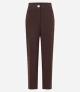 Pantalón zanahoria de poliéster color marrón, de cintura alta, con cierre tradicional, bolsillos traseros y botón metalizado con efecto martillado.
