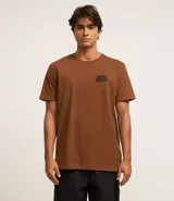 Remera masculina color marrón confeccionada en malla de algodón, de corte comfort, cuello redondo, manga corta y estampa frontal con la frase "Zero Problem".