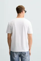 Camiseta negra de algodón con cuello en V y manga corta.