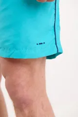 Short de baño azul marino con cintura elástica y cordón ajustable. Detalle de ribete blanco en el lateral.