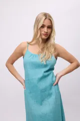 Vestido amarillo de lino y algodón, con breteles finos y espalda descubierta.