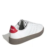 Championes Adidas Advantage 2.0 blancos con detalles en negro y rojo, con diseño de cuero sintético perforado en los laterales, forro interior con estampado animal print y suela de goma color caramelo.