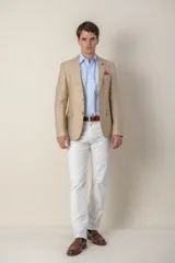 Saco de lino color beige, corte slim fit, con solapa de muesca, cierre de dos botones, bolsillo en el pecho y dos bolsillos delanteros con solapa. Medio forro.