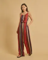 Pantalón de pinzas de talle alto con cintura elástica, bolsillos delanteros y pierna recta. Diseño a rayas verticales en tonos rojo, azul, beige y marrón.