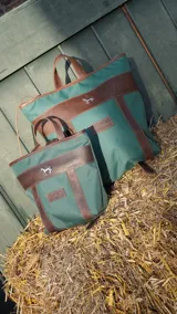 Mochila pequeña color borgoña con detalles en cuero marrón, asa de mano y correas ajustables.