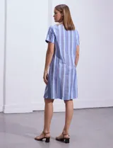 Vestido azul con estampado de líneas diagonales, escote en V y mangas cortas.