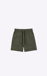 Bermuda verde militar con calce relax-fit, bolsillos delanteros con fuelle, cintura elástica y cordón de ajuste. Tejido Water Repellent de nylon y spandex.