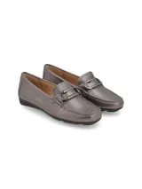 Mocasín color peltre, con detalle de hebilla metálica en la parte delantera.