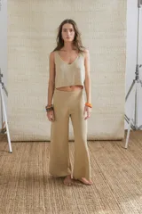 Pantalón acampanado color dorado, de lurex y viscosa, con tajo pequeño a los costados.