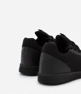 Championes negros de running, con capellada de tejido de punto, ajuste con cordones y suela texturizada.