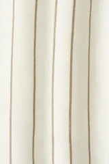 Short de lino color blanco con rayas verticales finas color marrón claro, cintura elástica y corte holgado.