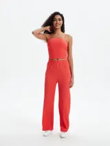 Pantalón palazzo rojo con textura arrugada y cintura elástica.