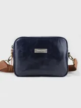 Bandolera rectangular de cuero azul marino con correa ancha de cuero marrón ajustable.