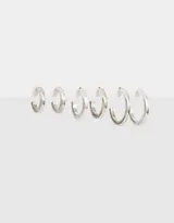 Set de tres pares de aros tipo argolla bañados en plata, de diferentes tamaños y con cierre a presión.
