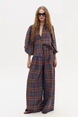 Pantalón culotte a cuadros azul y marrón, de tiro alto y corte ancho.