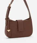 Bolso baguette pequeño color marrón con textura en relieve, correa ajustable, cierre por cremallera y solapa con detalle de colgante en el lateral.