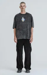 Remera negra con efecto nevado, cuello redondo y mangas cortas. Estampado en la espalda con Mickey Mouse vestido de chef, rodeado de llamas y utensilios de cocina.