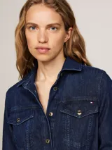 Vestido camisero midi de denim azul oscuro, con cuello clásico, manga tres cuartos y cierre frontal con botones. Incluye cinturón de la misma tela para ajustar a la cintura y dos bolsillos de parche con solapa en el pecho.