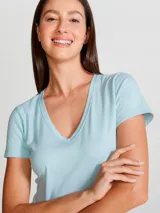 Camiseta rosa de manga corta con cuello en V y corte entallado.