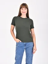 Remera color tostado de corte clásico y mangas cortas.